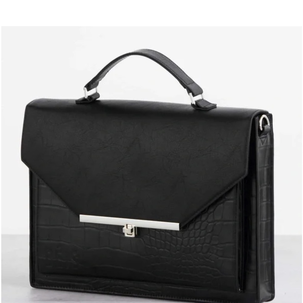 NWT - Never Worn - BEIS sold out “The Messenger” black laptop bag w/ extra strap